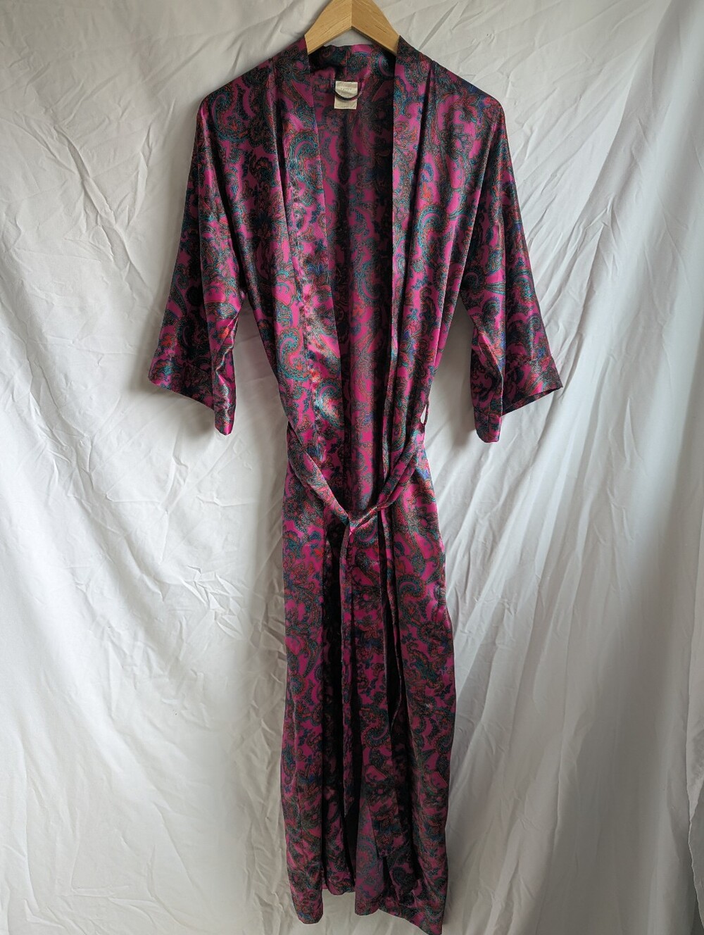 Vintage Eaton's Satin Paisley Rob